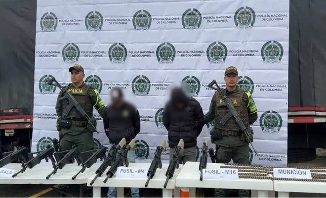 Policías de tránsito frustran transporte de armas y munición en plena vía nacional