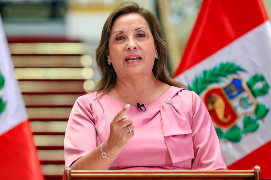 Congreso de Perú no permite a la presidenta ir al funeral del papa