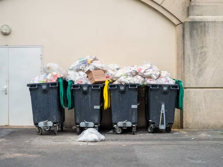 Basuras y escombros en las calles de Bogotá generan multas de hasta $759.200