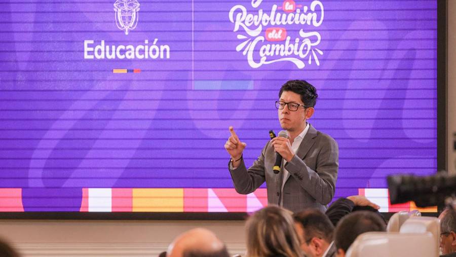 Petro insiste en fortalecer la educación superior pública y critica subsidios a universidades privadas