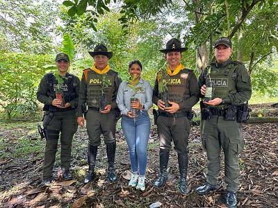 Policía Nacional se une a la celebración del Día del árbol con jornada de siembra y limpieza