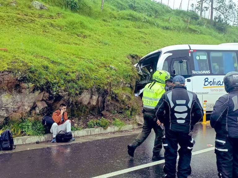 Mujer muere y diez personas resultan heridas en accidente de bus en la vía Bogotá–Girardot