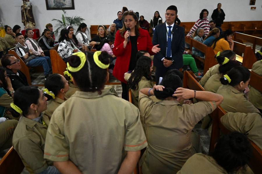 Colombia libera a casi 100 mujeres encarceladas por tráfico de drogas