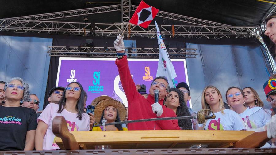 La violencia volvió por errores del pasado, dice Petro al reivindicar estrategia político-militar como eje de la Paz Total