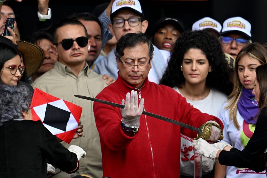 Con la espada de Bolívar, Petro defiende sus reformas en una marcha multitudinaria