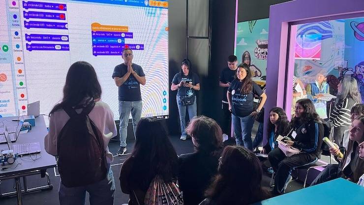 Ministerio de Educación y Fundación Telefónica Movistar llevan tecnología, creatividad e innovación educativa a la FILBo 2025