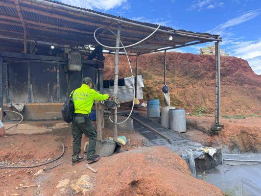Policía Nacional desmantela cuatro unidades mineras ilícitas en Montecristo, Bolívar