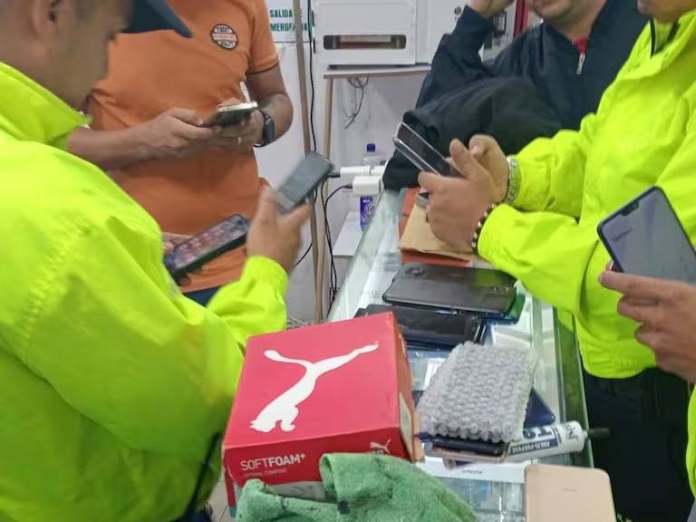 Autoridades incautan 30 celulares irregulares en operativo contra el hurto en Los Mártires, Bogotá