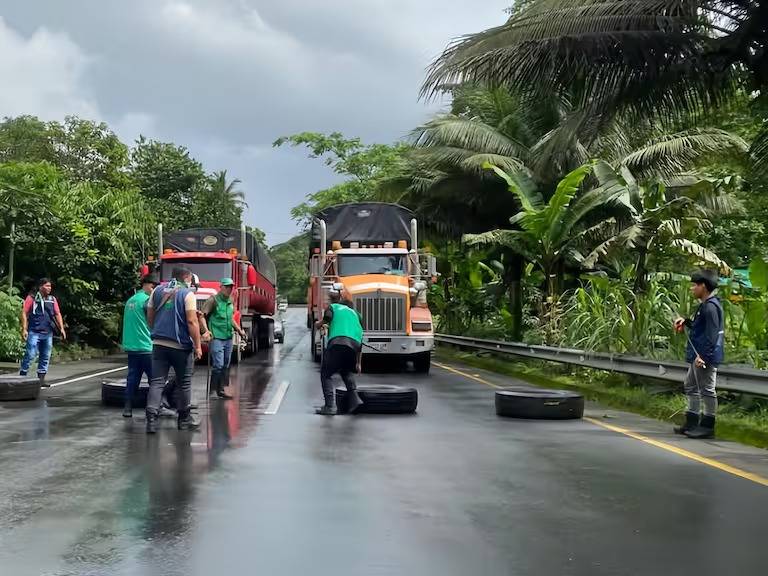 Bloqueos en la v&iacute;a Buga-Buenaventura por comunidades ind&iacute;genas afectan movilidad en el Valle del Cauca