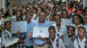 Gobierno entrega 280 computadores a niños para impulsar competencias digitales