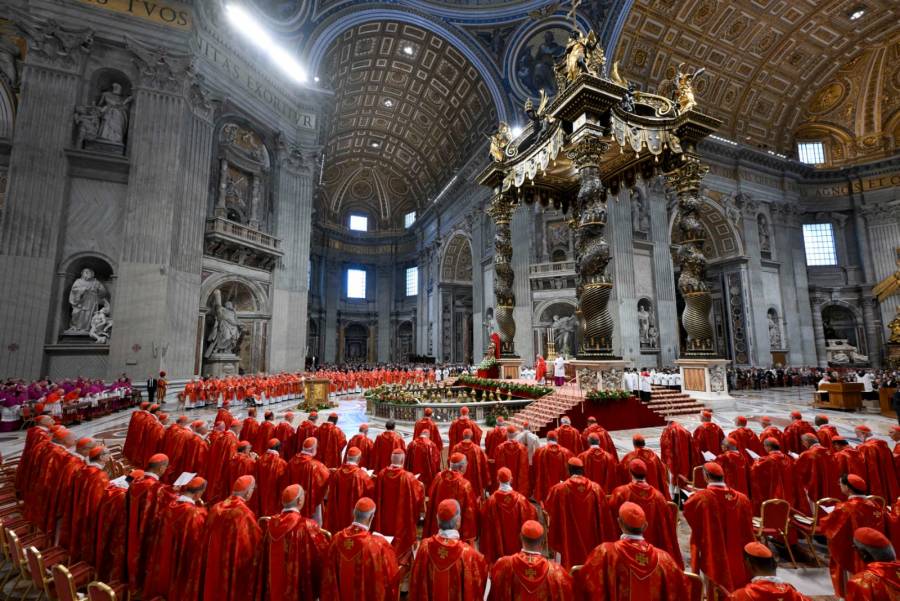 Cardenales regresan a la Capilla Sixtina en el segundo día del cónclave
