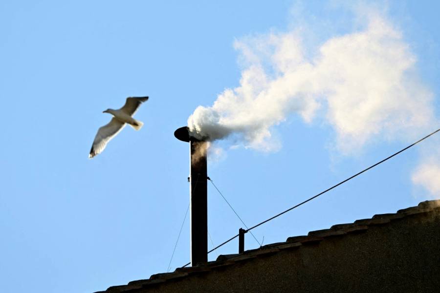 Fumata blanca en el Vaticano, hay un nuevo papa