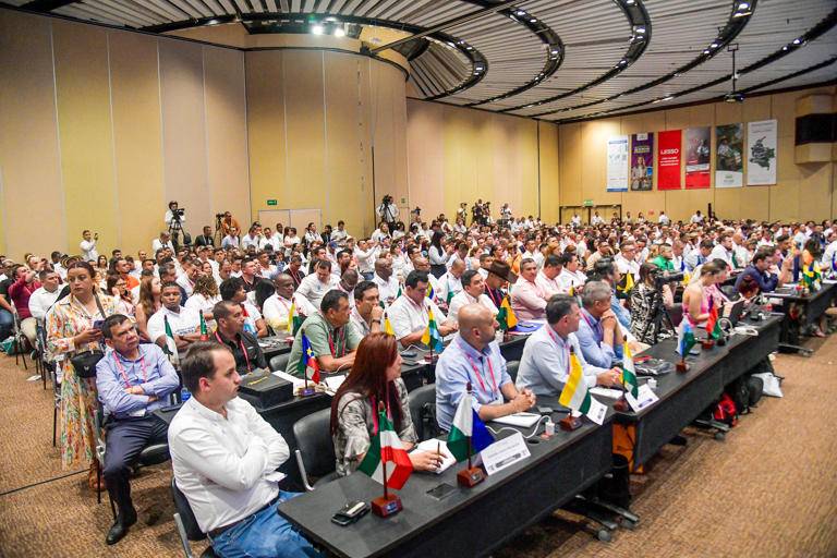 Alcaldes de Colombia expresan preocupaciones por recursos y seguridad en reunión con el Gobierno