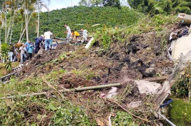 Cinco muertos y dos desaparecidos por un deslave en Colombia
