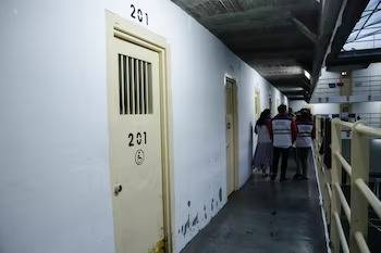 Reclusa embarazada tras presunto abuso en cárcel El Pedregal enfrenta parto sin atención adecuada