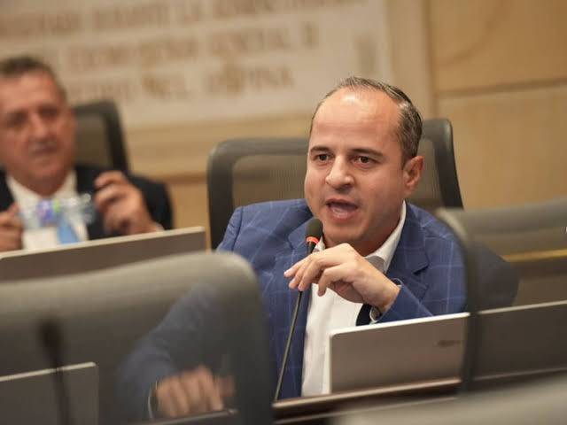 Viaje de Petro al Vaticano desata comentario ir&oacute;nico de congresista Juan Espinal