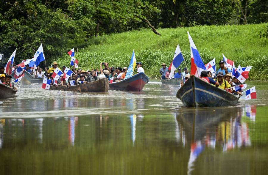 Campesinos protestan en canoas contra nuevo embalse del canal de Panamá