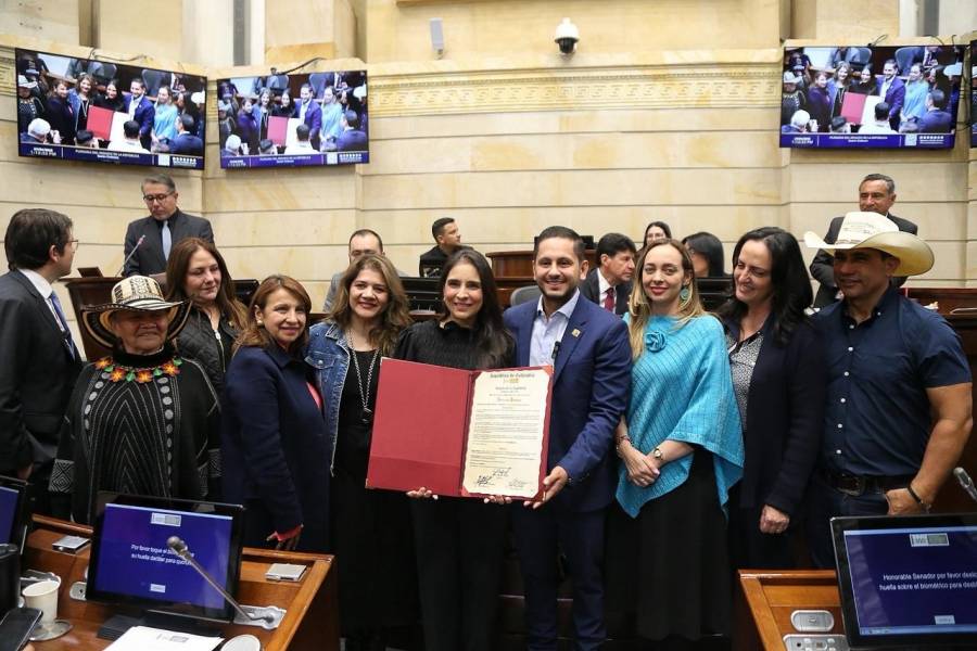 Orden del Congreso a Lina María Hinestroza por su lucha contra el cáncer de mama