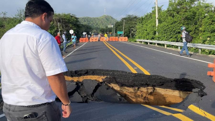 Colapsa vía de acceso al puente en la Vía al Mar cerca de Juan de Acosta; tránsito interrumpido