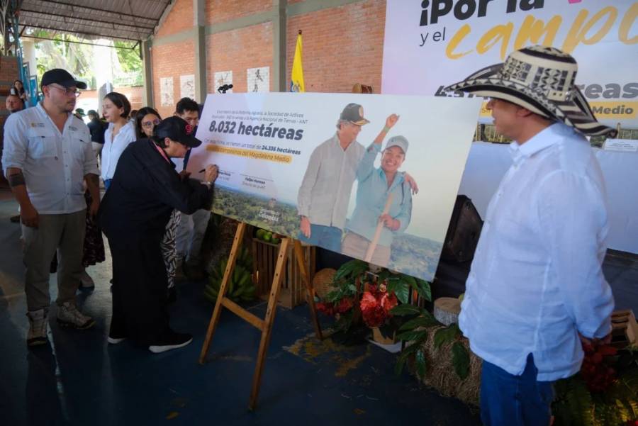 Gobierno entrega 4.500 hect&aacute;reas a campesinos del Magdalena Medio