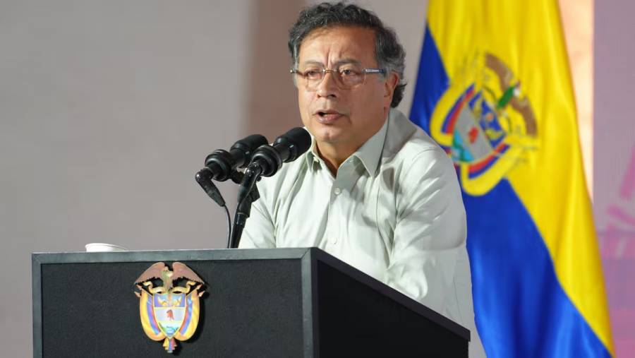 Petro acusa a exfiscales de usar la justicia para fines políticos y proteger al crimen
