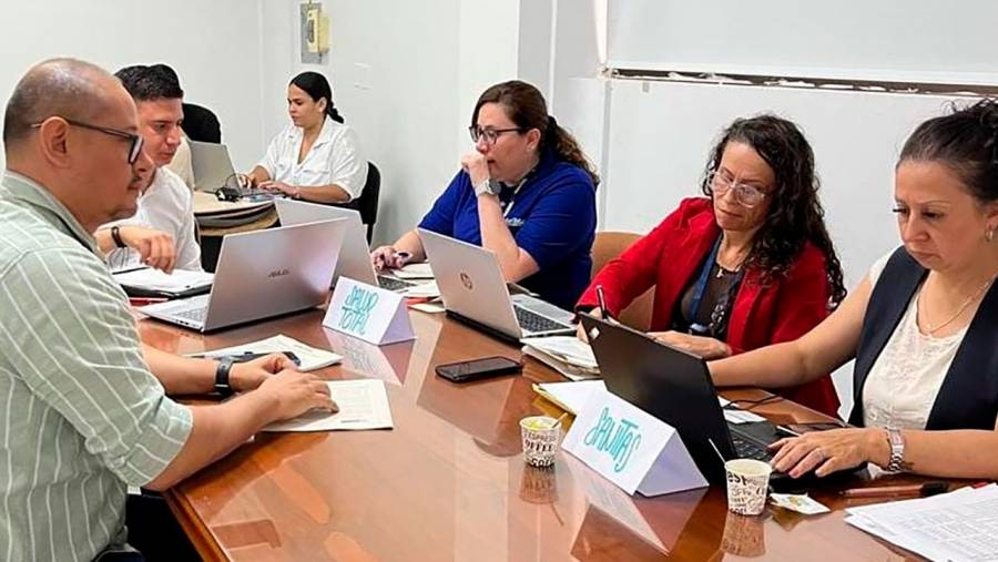 Gobierno atendió reclamos de pacientes y usuarios sobre trámites engorrosos en sistema de salud