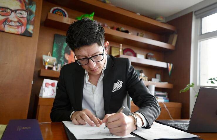 El Ministro de Educación Nacional, Daniel Rojas Medellín, firmó el Acuerdo 01 de 2025 CESU por el cual se actualiza el Modelo de Acreditación en Alta Calidad y se avanza en el fortalecimiento de la educación superior