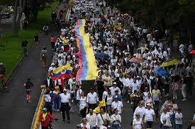 Multitudinarias movilizaciones en Bogotá exigen justicia tras atentado a Uribe Turbay