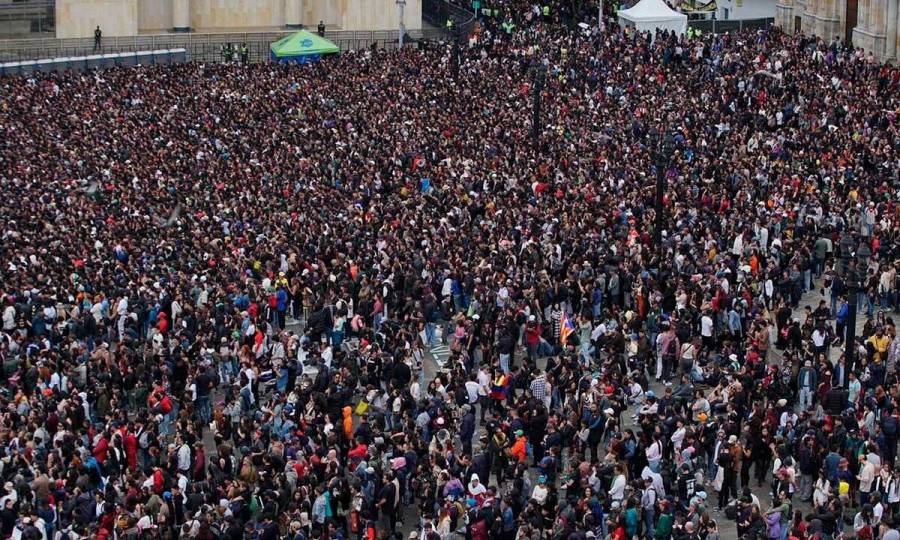 Petro invita a la juventud a levantar su voz por la vida y reitera su solidaridad con Miguel Uribe