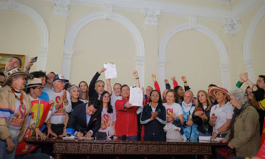 En el Senado se est&aacute;n definiendo intereses: presidente Petro