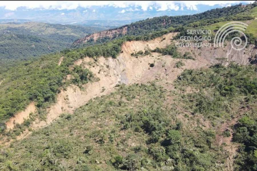 Desplazan 80 familias por derrumbe tras sismo de junio 2025