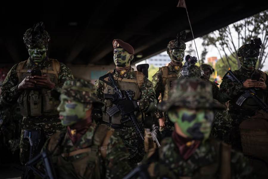 Más de 50 soldados colombianos retenidos por pobladores en región de dominio guerillero
