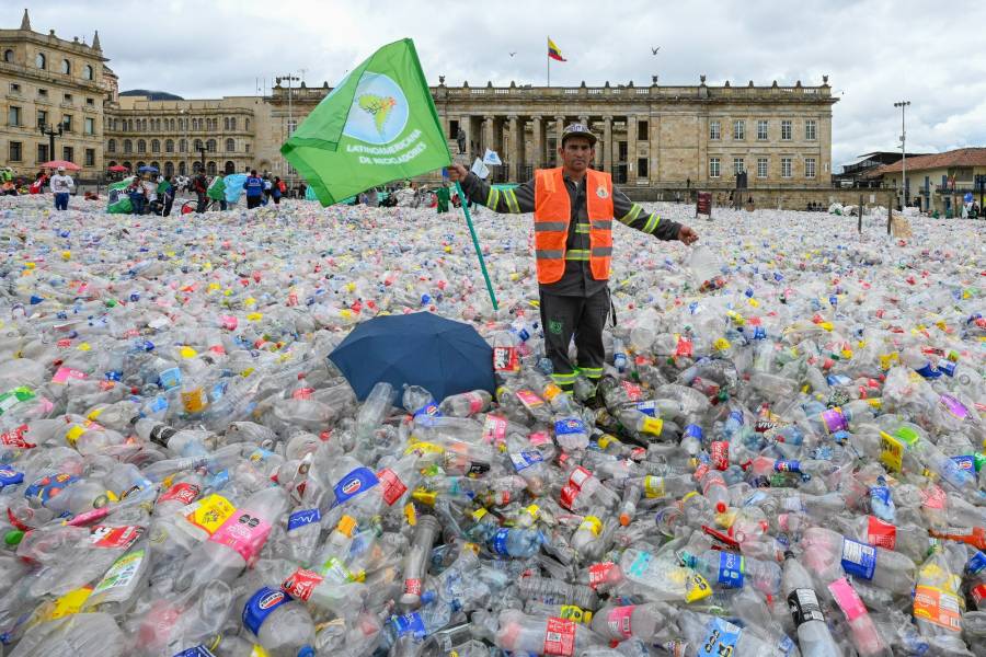Recicladores inundan con botellas el corazón de Bogotá para exigir trabajo digno
