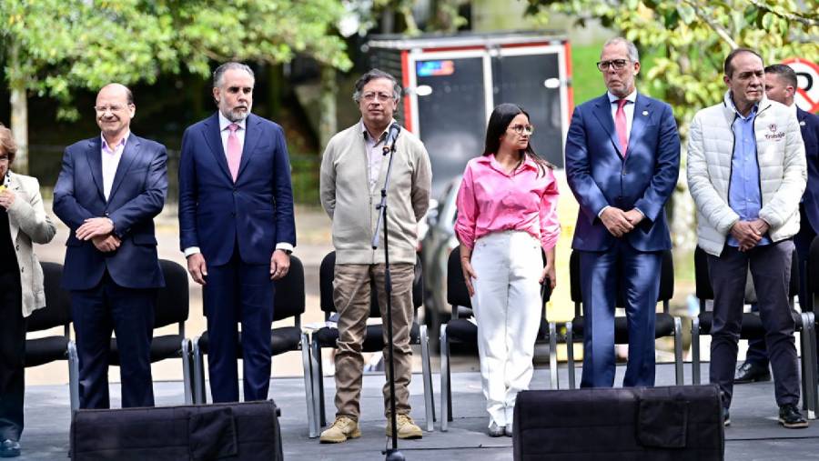 Petro propone vender acciones en Telefónica para revivir a Telecom