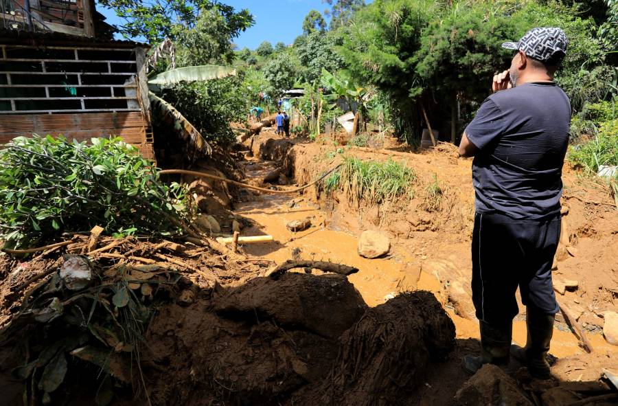 Sube a 16 la cifra de muertos por deslizamiento de tierra en Colombia