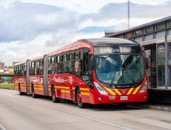 Bandas delincuenciales obtienen más de 60 millones al mes por reventa ilegal de pasajes en TransMilenio