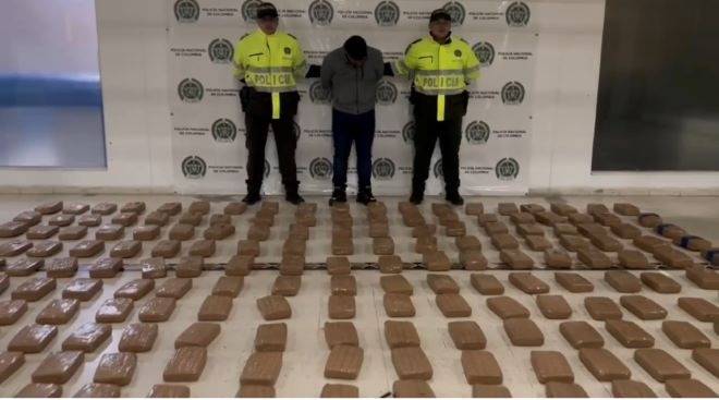 ¡Estupefacientes camuflados en camioneta de alta gama!