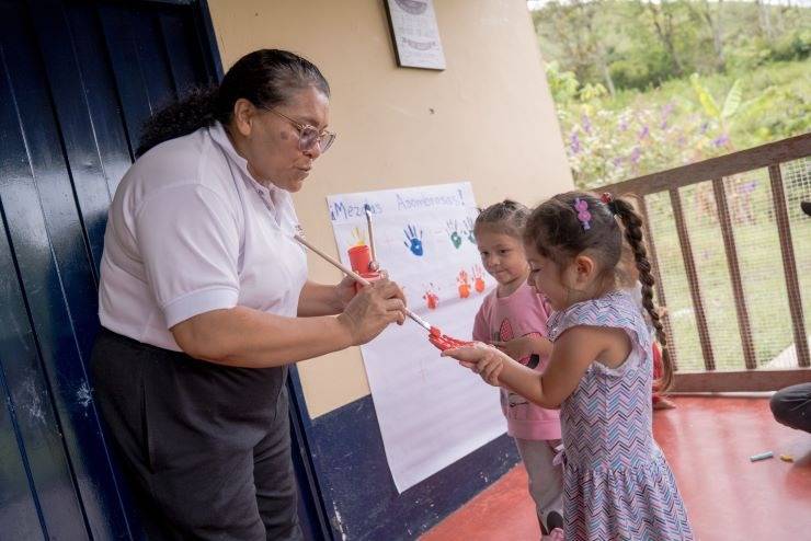 3.729 niños y niñas acceden a educación inicial gracias a maestras y maestros itinerantes del Gobierno del Cambio