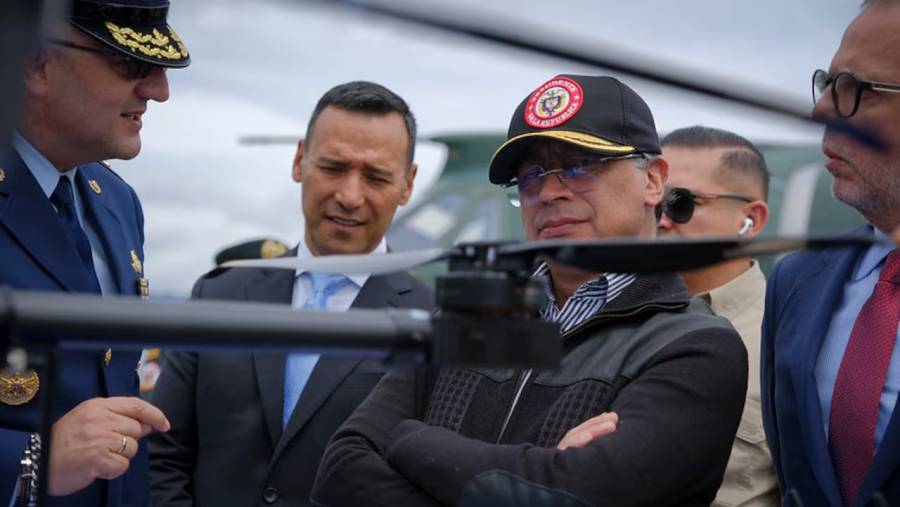 Petro promueve renovación de flota aérea tras criticar compra de aviones que ahora impulsa