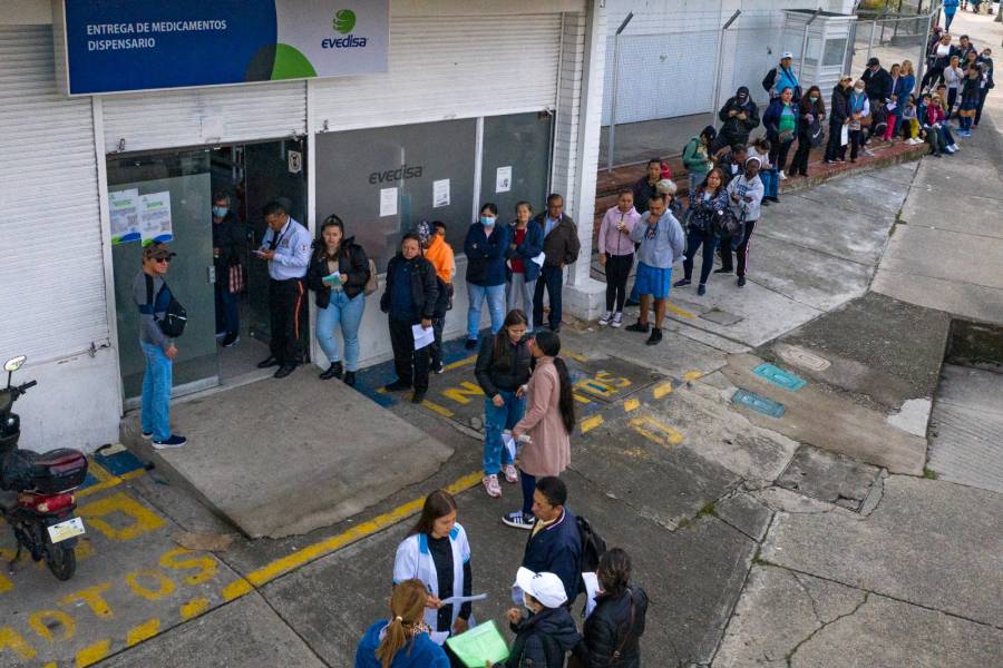 Piden al presidente Petro intervenir por crisis en el sistema de salud del magisterio