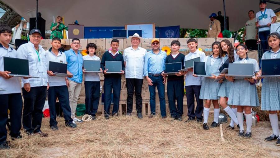 Municipio cundinamarqu&eacute;s de Pandi celebra 232 a&ntilde;os de fundaci&oacute;n con computadores para 647 estudiantes y conectividad rural
