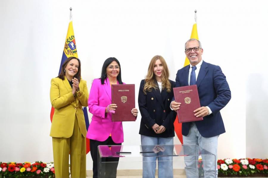 Alfredo Saade firma acuerdo en Venezuela y desata pol&eacute;mica por mencionar a Hugo Ch&aacute;vez