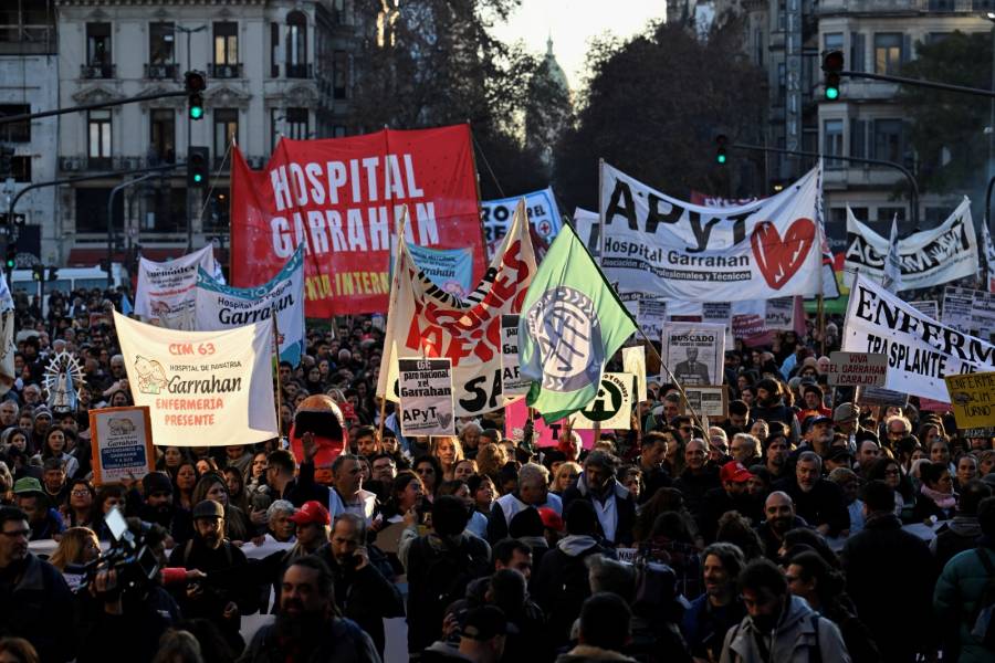 Miles de personas protestan en Argentina por recortes en sistema de salud p&uacute;blica