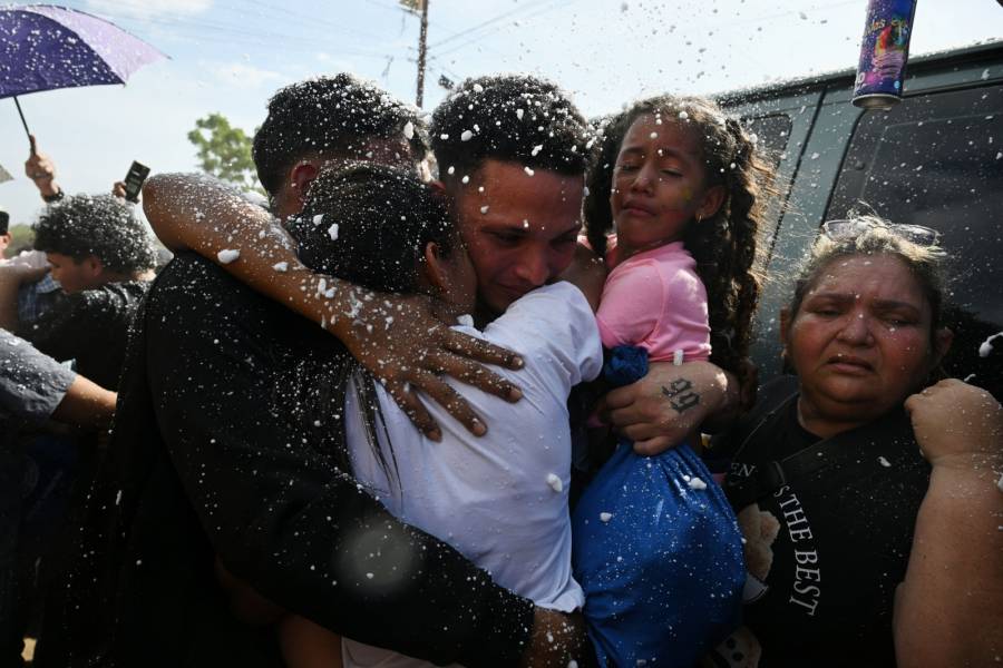 Maquillador regresa a su pueblo en Venezuela tras cautiverio en megac&aacute;rcel de El Salvador