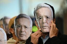Uribe, de verdugo de las guerrillas a primer expresidente de Colombia condenado