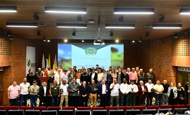 Polic&iacute;a Metropolitana del Valle de Aburr&aacute; rinde homenaje a la Reserva Policial en el D&iacute;a del H&eacute;roe Policial