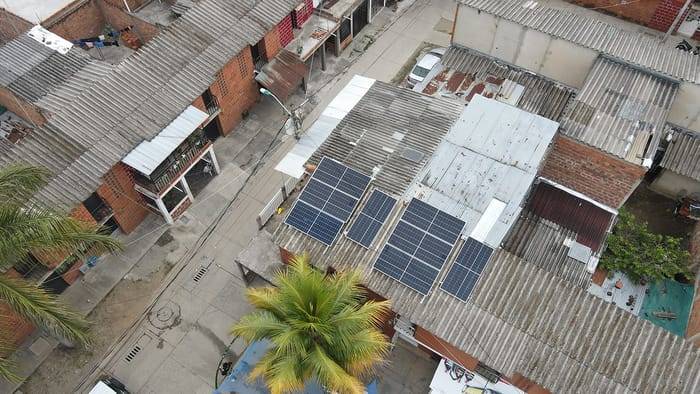 Paneles solares reducen hasta 100% el costo de energ&iacute;a en hogares vulnerables de Cali