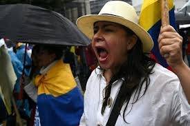 Miles marchan en Colombia en apoyo al expresidente Uribe tras condena
