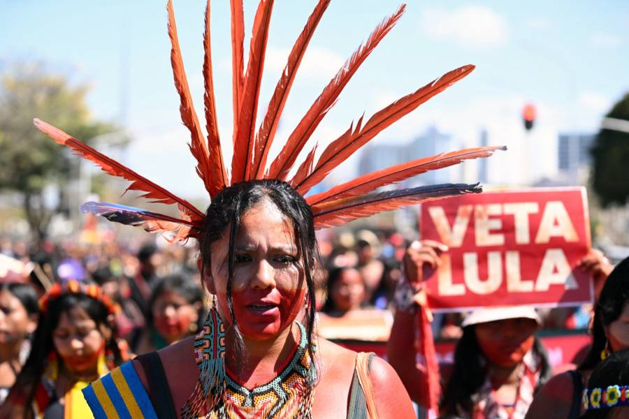 Miles de mujeres ind&iacute;genas marchan en Brasilia en v&iacute;speras de la COP30