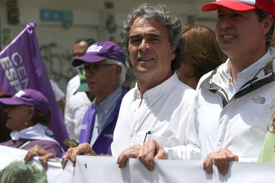 Sergio Fajardo critica con firmeza la gesti&oacute;n del presidente Gustavo Petro al cumplirse tres a&ntilde;os de su mandato